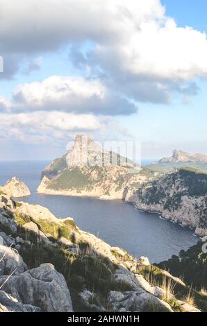 Schöne Aussicht vom Aussichtspunkt Es Colomer in Cap de Formentor, Mallorca, Balearen, Spanien. Felsen im Mittelmeer auf einer vertikalen Bild. Felsen am Meer. Spanische touristische Attraktion und beliebter Aussichtspunkt. Stockfoto