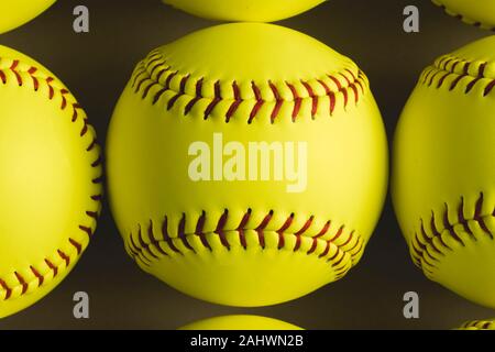 Fastpitch softball Kugeln schließen oben mit niemand. Stockfoto