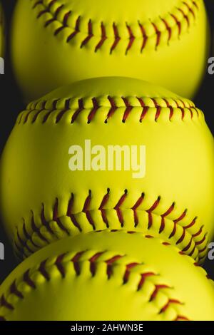 Fastpitch softball Kugeln schließen oben mit niemand. Stockfoto