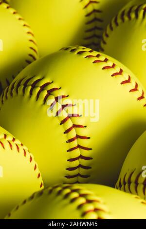 Fastpitch softball Kugeln schließen oben mit niemand. Stockfoto