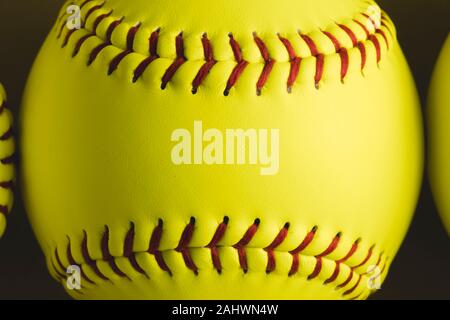 Fastpitch softball Kugeln schließen oben mit niemand. Stockfoto