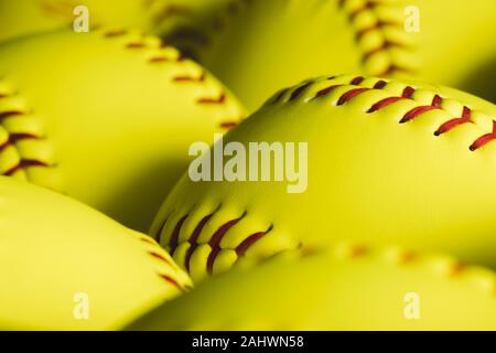 Fastpitch softball Kugeln schließen oben mit niemand. Stockfoto