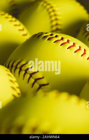 Fastpitch softball Kugeln schließen oben mit niemand. Stockfoto