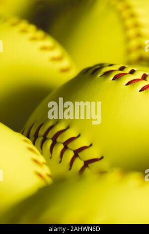 Fastpitch softball Kugeln schließen oben mit niemand. Stockfoto