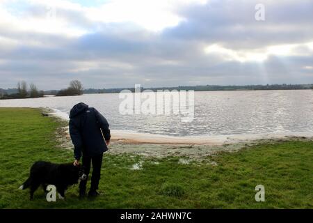 Überflutete Straßen und Felder auf der Somerset Levels in der Nähe von Taunton aufgrund der hohen Niederschlägen und Wasserständen Stockfoto