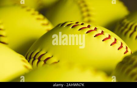 Fastpitch softball Kugeln schließen oben mit niemand. Stockfoto