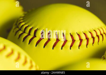 Fastpitch softball Kugeln schließen oben mit niemand. Stockfoto