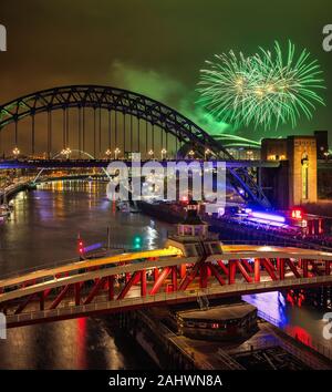 Feuerwerk über dem Tyne Bridge um Mitternacht am Silvesterabend 2019, Newcastle upon Tyne, Tyne and Wear, England, Vereinigtes Königreich Stockfoto