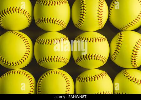 Fastpitch softball Kugeln schließen oben mit niemand. Stockfoto