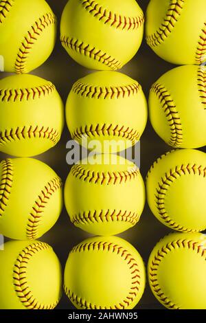 Fastpitch softball Kugeln schließen oben mit niemand. Stockfoto