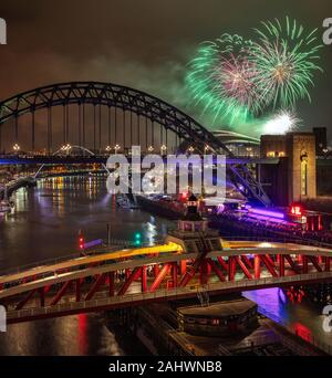 Feuerwerk über dem Tyne Bridge um Mitternacht am Silvesterabend 2019, Newcastle upon Tyne, Tyne and Wear, England, Vereinigtes Königreich Stockfoto