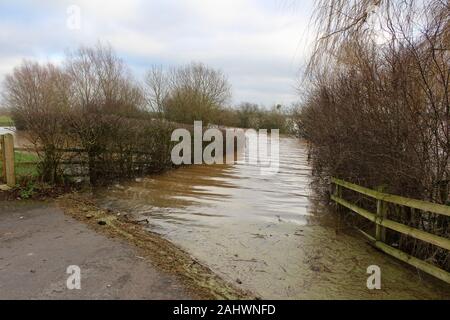 Überflutete Straßen und Felder auf der Somerset Levels in der Nähe von Taunton aufgrund der hohen Niederschlägen und Wasserständen Stockfoto