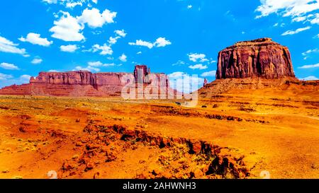 Hoch aufragenden roten Sandstein Formationen der Sentinel Mesa, West Fäustling und Merrick Buttes von John Ford Punkt in der Navajo Nation Monument Valley USA gesehen Stockfoto