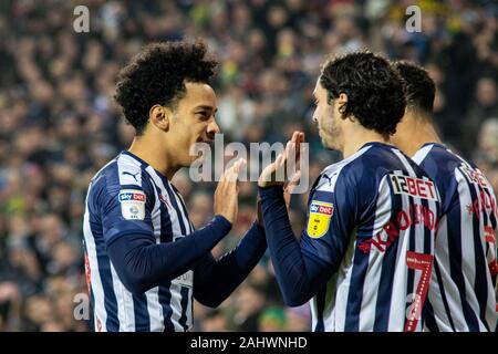 Matheus Pereira von West Bromwich Albion feiert seine Seiten erste Ziel gegen Leeds United zählte durch seine Mannschaftskameraden Semi Ajayi (nicht abgebildet). EFL Skybet Meisterschaft übereinstimmen, West Bromwich Albion v Leeds United in West Bromwich in West Bromwich am Tag der neuen Jahre, Mi 1. Jan 2020. Dieses Bild dürfen nur für redaktionelle Zwecke verwendet werden. Nur die redaktionelle Nutzung, eine Lizenz für die gewerbliche Nutzung erforderlich. Keine Verwendung in Wetten, Spiele oder einer einzelnen Verein/Liga/player Publikationen. pic von Lewis Mitchell / Andrew Orchard sport Fotografie/Alamy leben Nachrichten Stockfoto