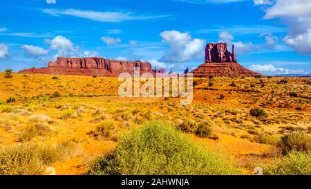 Die hoch aufragenden roten Sandstein Bildung von West Mitten Butte in der Navajo Nation Monument Valley Navajo Tribal Park Landschaft der Wüste auf AZ-UT Grenze Stockfoto