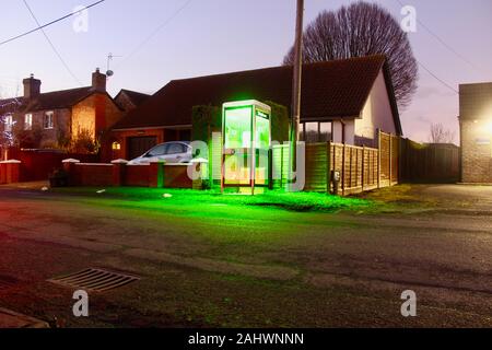 Ein Telefon, ein defibrillator in ländlichen Somerset England Großbritannien zu Haus Stockfoto