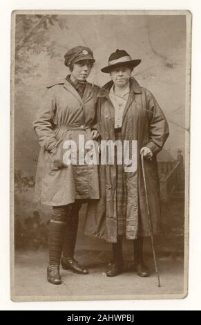 Junge Frau, die eine Waac-Kappe (Women's Army Auxiliary Corps) mit Abzeichen, Breeches und Baumwollumhüllungsmantel, Hemd und Krawatte trägt, posiert für ein Foto, möglicherweise mit ihrer Mutter, Großbritannien, ca. 1917, 1918. Stockfoto