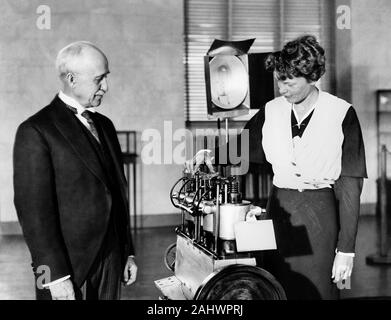 Amelia Earhart und Orville Wright die Prüfung eines 4-Zylinder vertikal Wright Motor im Franklin Institut im Dezember 1933. Stockfoto