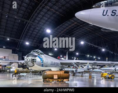 Convair B-36 J Peacemaker strategischer Bomber, National Museum der United States Air Force (früher der United States Air Force Museum, Dayton, Ohio, USA. Es ist ein Zeichen 41 (B41) die thermonukleare Bombe im Vordergrund. Stockfoto