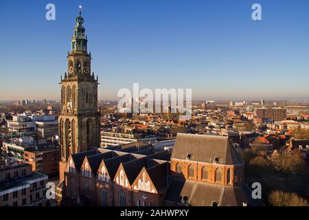 Luftaufnahme über die niederländische Stadt Groningen und der mittelalterlichen Martini Turm, vom Dach des Forums gesehen Stockfoto