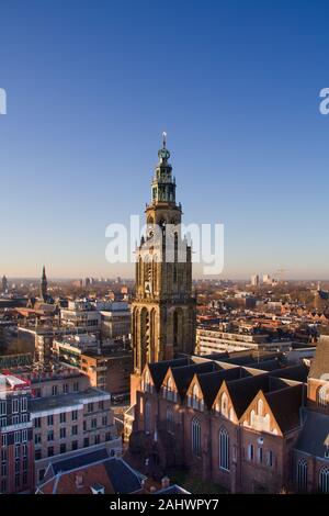 Luftaufnahme über die niederländische Stadt Groningen und der mittelalterlichen Martini Turm, vom Dach des Forums gesehen Stockfoto
