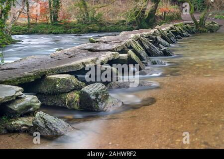 Die Tarr Schritte einen klöppel ist Brücke überspannt den Fluss Barle im Exmoor National Park in Somerset, England. Stockfoto