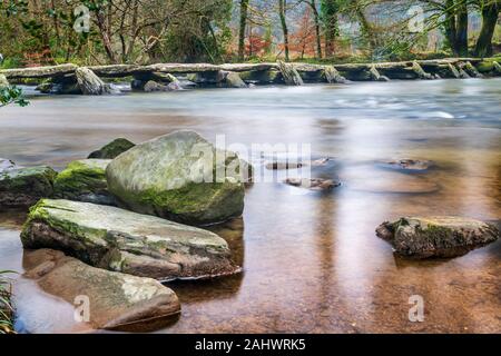 Die Tarr Schritte einen klöppel ist Brücke überspannt den Fluss Barle im Exmoor National Park in Somerset, England. Stockfoto