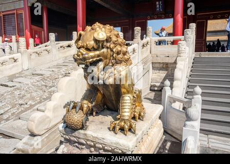 Golden Dragon Skulptur in der Verbotenen Stadt, Peking, China Stockfoto