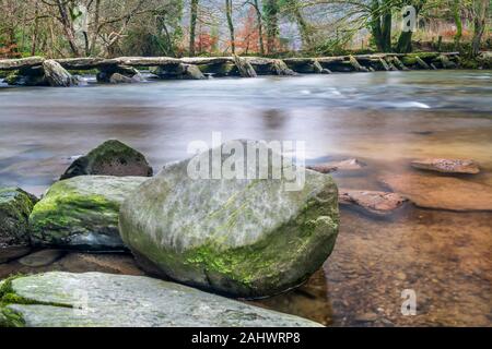 Die Tarr Schritte einen klöppel ist Brücke überspannt den Fluss Barle im Exmoor National Park in Somerset, England. Stockfoto