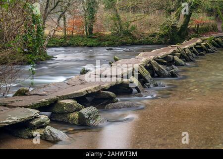 Die Tarr Schritte einen klöppel ist Brücke überspannt den Fluss Barle im Exmoor National Park in Somerset, England. Stockfoto