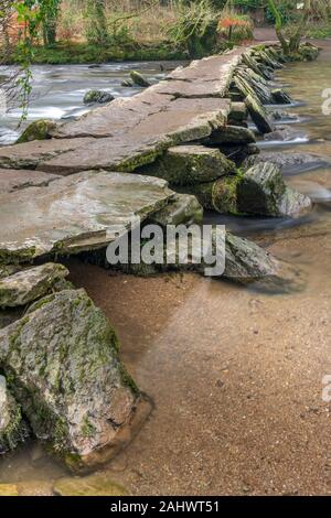 Die Tarr Schritte einen klöppel ist Brücke überspannt den Fluss Barle im Exmoor National Park in Somerset, England. Stockfoto