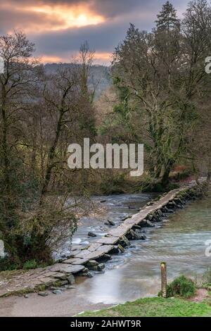 Die Tarr Schritte einen klöppel ist Brücke überspannt den Fluss Barle im Exmoor National Park in Somerset, England. Stockfoto