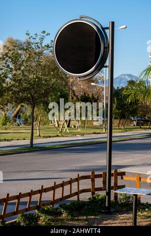 Runde, schwarze Schild auf der Straße in der Stadt Stockfoto