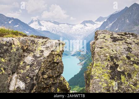 Szenische Ansicht vom zwischen den Felsen von See und Gletscher in den Alpen an der Grenze von Österreich und Italien Stockfoto