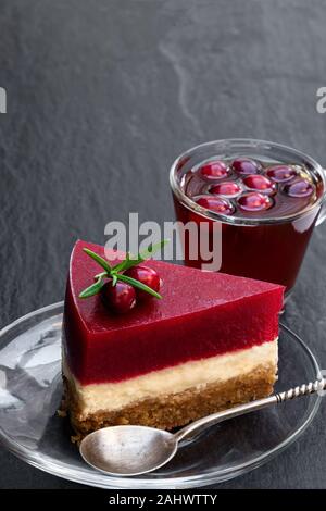 Köstliche 2-in-1-cranberry Käse Kuchen auf schwarzen Stein Hintergrund Stockfoto