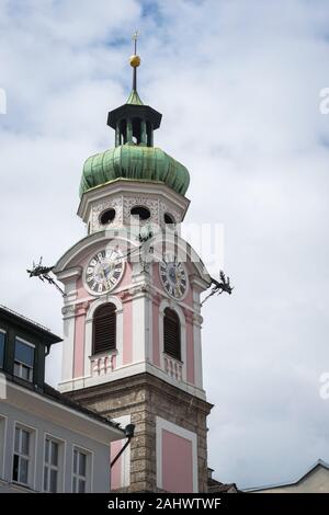 Die historische Kirche Turm im Zentrum von Innsbruck, Österreich Stockfoto