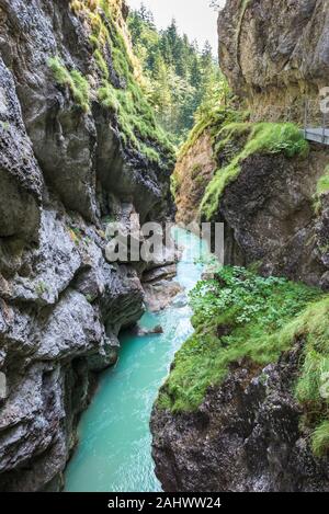 Schöne Schlucht 'Tiefenbachklamm' in den europäischen Alpen. Fluss mit Smaragd oder türkisfarbenes Wasser. Stockfoto