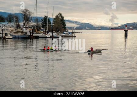 Die Ruderer in Coal Harbour in Vancouver, British Columbia, Kanada Stockfoto