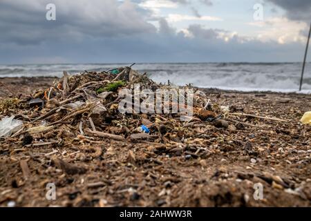 Verschüttete Müll am Strand der großen Stadt. Leere benutzten schmutzige Plastikflaschen. Verschmutzte Meer Sandstrand. Umweltverschmutzung. Ökologisches problem. Bo Stockfoto