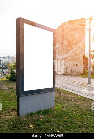 Pylon mock up in der Stadt an einem sonnigen Tag. Leere Plakatwand mockup Stockfoto