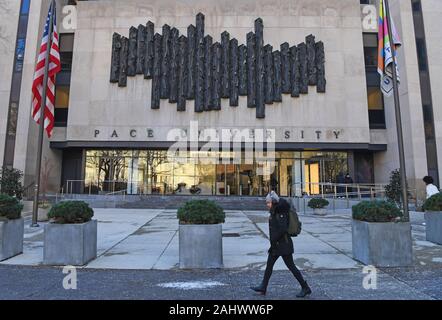 New York, USA. 19 Dez, 2019. Ein Student an ein Gebäude von der Pace University in New York, USA, am Dez. 19, 2019. Eine zunehmende Zahl von chinesischen Studenten haben US-Visum Hindernisse stellen, zusammen mit der sozialen Instabilität und Klettern die Studiengebühren, in Perspektive, und zog an auf andere globale Ziele für höhere Bildung sowie Institutionen zu Hause, als Profis aus der Industrie haben, während im Rückblick auf 2019 beobachtet. Gehen mit 'Yearender: Chinesische Studenten von Kredit US-Visum Hindernisse" bewegen: Li Rui/Xinhua/Alamy leben Nachrichten Stockfoto