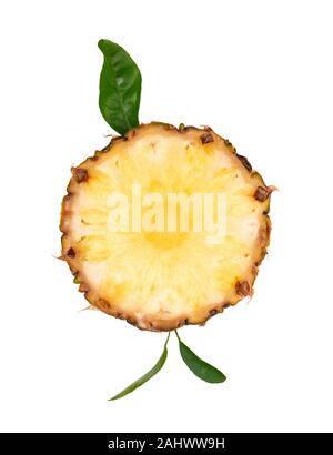 In Scheiben geschnittene Ananas mit grünen Blättern auf weißem Hintergrund. Stücke von Ananas, mit Freistellungspfaden. Ansicht von oben. Stockfoto