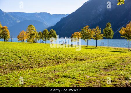 Ufer des wunderschönen Achensee an sonnigen Sommertagen mit blauem Himmel, Karwendelgebirge, Tirol, Österreich. Herbst Stockfoto