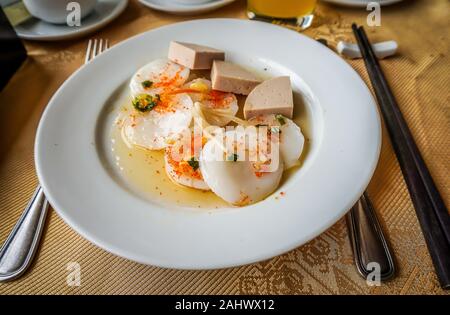 Vietnamesische gedämpft Wasser farn Kuchen mit getrockneten Garnelen, crisky Schweineschwarte gefüllt, Schalotten Öl mit Fischsauce serviert. Der lokale Name ist 'banh Beo'. Es ist ein Stockfoto