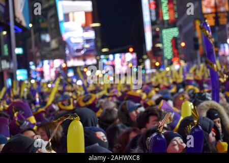 Millionen von Teilnehmer am Times Square in New York City Silvester zu feiern. Stockfoto