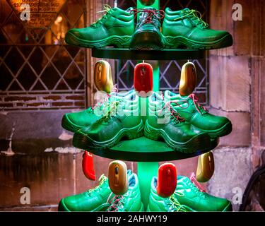 Eine lustige und ungewöhnliche hausgemachte Weihnachtsbaum. Von grün Stiefel und Computer Mäuse. Stockfoto