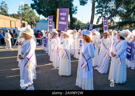 Centennial Celebration for 19th Amendment Startete Bei Rose Parade in Pasadena, CA mit Blumenfloat, gefolgt von 98 Frauen, die Suffragisten ehren Stockfoto