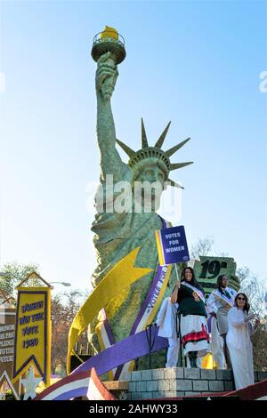 2020 Rose Parade float verfügt über einen 30-Fuß-Freiheitsstatue Holding die Tafel des 19. Änderung und im Wahlrecht Schärpe gekleidet Stockfoto