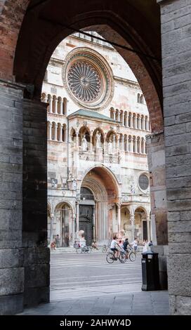 KREMONA -, Italien - 02 SEPTEMBER 2015: Blick auf die Kathedrale der Stadt Cremona durch den Bogen der Gemeinde. Cremona. Italien Stockfoto