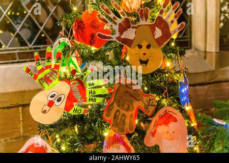 Ein Weihnachtsbaum einfach mit Spaß hand Gemälde von Rentier und Weihnachtsmann eingerichtet. Stockfoto